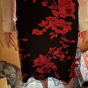 Women’s Chic Black Pencil Skirt with Red Floral Design Size 6 NWT